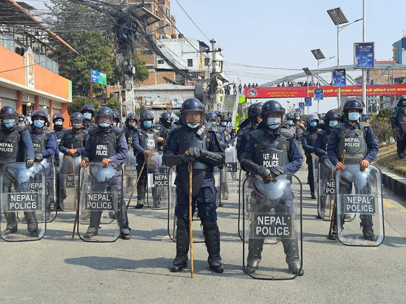 प्रहरी एस्कर्टिङमा संसद भवनमा छिर्दै सांसदहरू